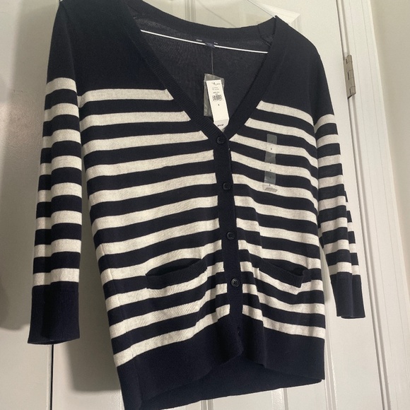 Gap sweater. Never worn with tags - Picture 1 of 4
